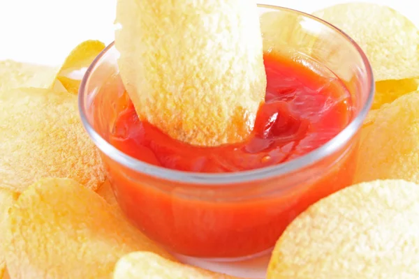 빨간 접시에 케 찹과 감자 칩 — 스톡 사진