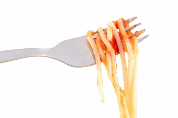 Спагетти с соусом на вилке изолированы на белом фоне — стоковое фото