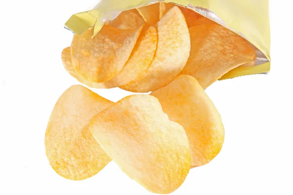 Chipsy ziemniaczane izolowane na białym tle — Zdjęcie stockowe