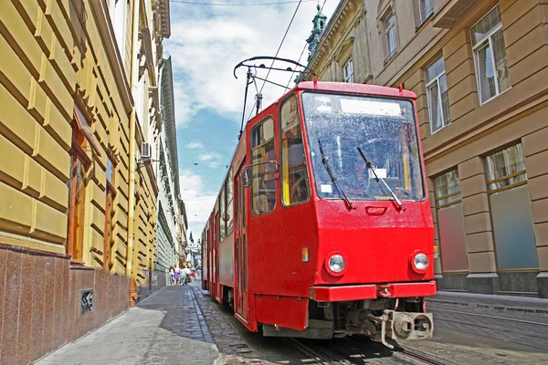 Schöne rote Straßenbahn im Zentrum von Lwiw, Ukraine — Stockfoto