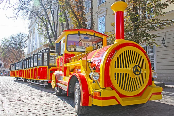 Roliga turistiska tåg tas i mitten av lviv, Ukraina — Stock fotografie