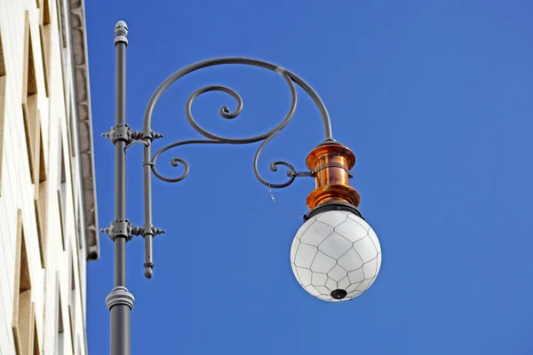 Streetlamp indedr az ég venni, Triest, Olaszország — Stock Fotó