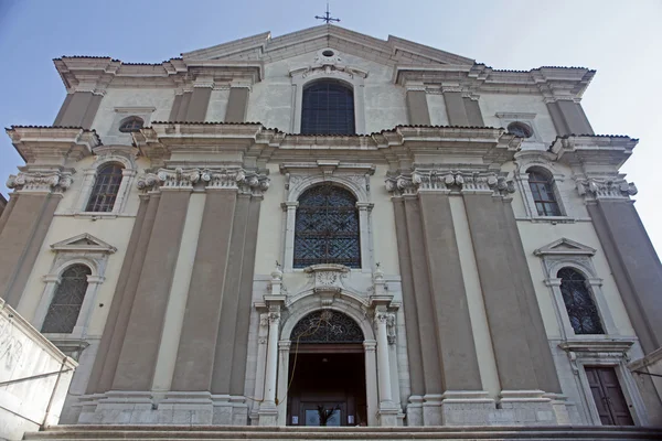 Glockenturm und Fassade der Kathedrale des Heiligen Justus in Triest (Italien)) — Stockfoto