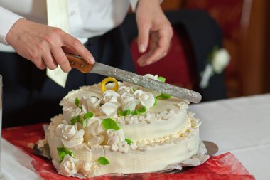 Düğün pastasını kesiyorum.