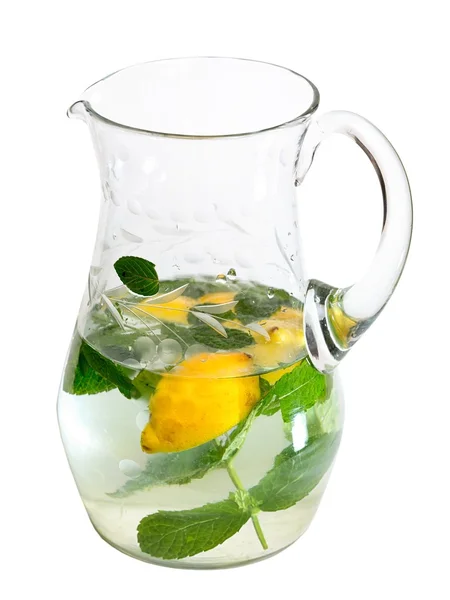 Bebida refrescante jarro isolado no fundo branco — Fotografia de Stock