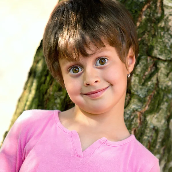 Portret van een jong meisje met grote ogen — Stockfoto