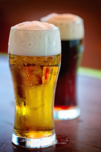 Bir fıçı bira cam ile natürmort. — Stok fotoğraf