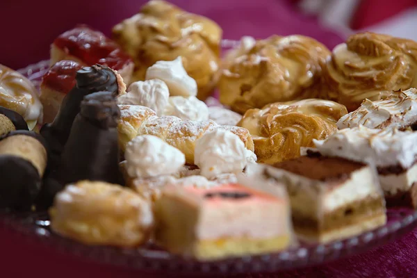 Diferentes pasteles en mesa de banquete — Foto de Stock