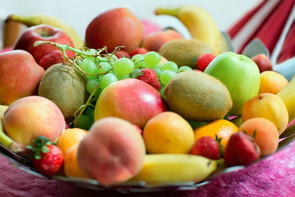 Sor különböző friss gyümölcsök — Stock Fotó