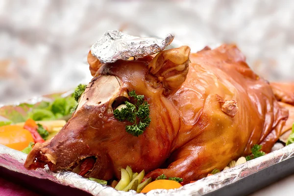 Рождественский ужин. Жареная свинина — стоковое фото