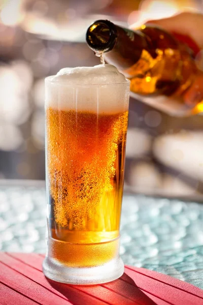 Az üvegbe öntött sör — Stock Fotó