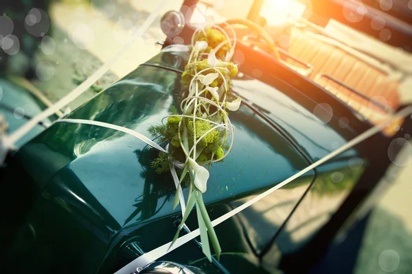Altes Auto als Hochzeitsauto-Braut — Stockfoto