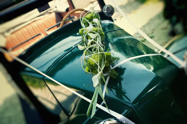 Vecchia auto come una sposa auto Sposa — Foto Stock