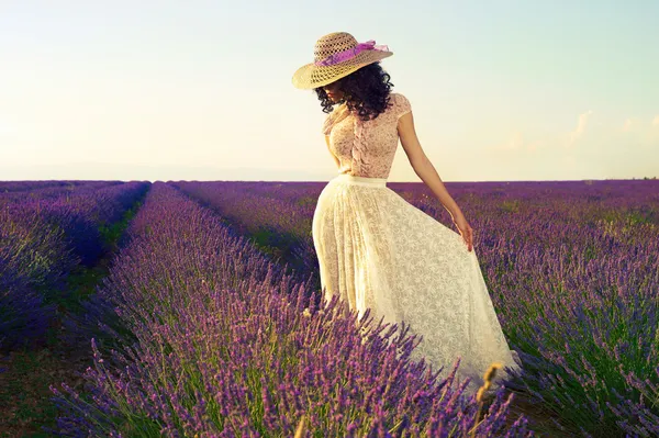 Femme romantique dans les champs de lavande féerique — Photo