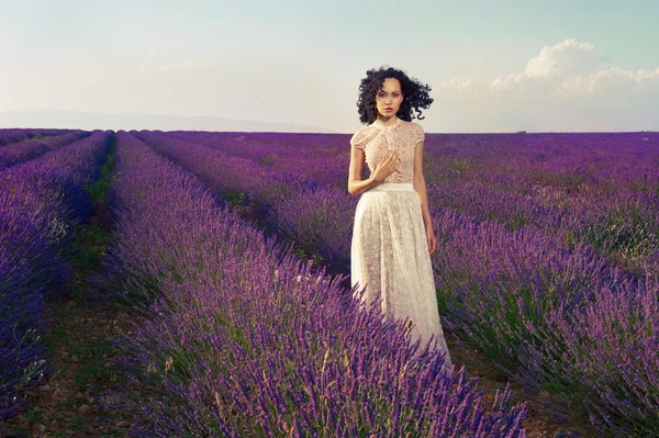 Romantische vrouw in fairy lavendel velden — Stockfoto