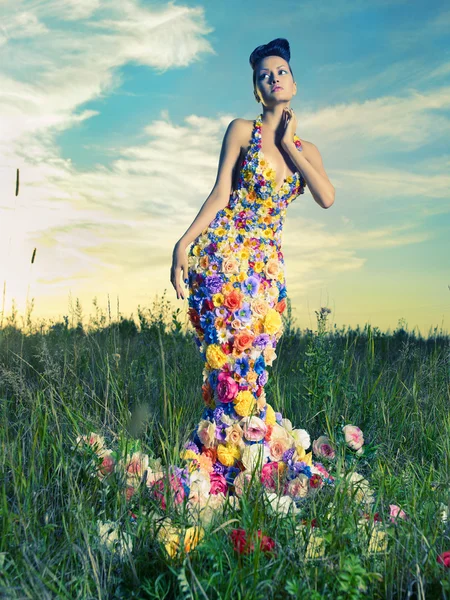 Piękna kobieta w sukni z kwiatami — Zdjęcie stockowe
