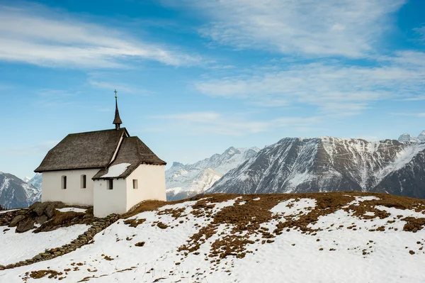 Kleine kerk met bergpanorama — Stockfoto