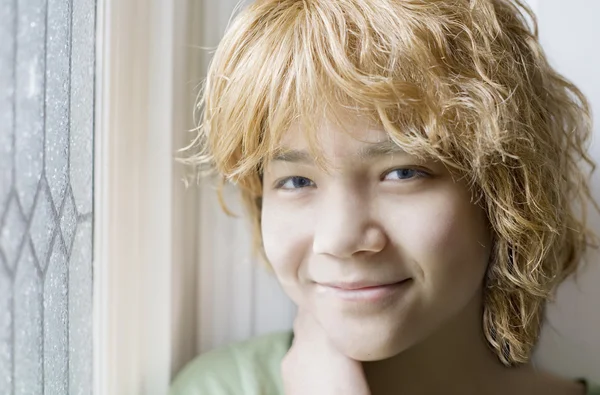 Biracial jovem adolescente menina sorrindo, close-up — Fotografia de Stock