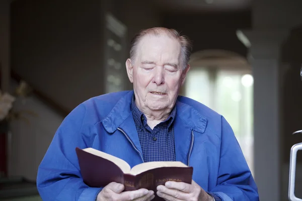 Elderly 90 yr old man reading the Bible — Stock Photo, Image