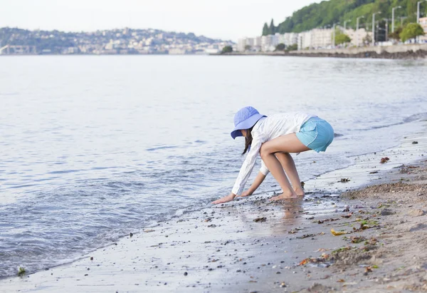 Chica joven jugando a lo largo de la orilla —  Fotos de Stock
