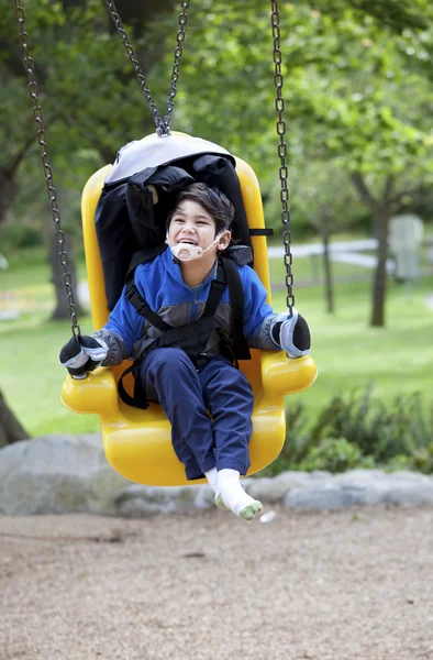 Otec tlačí zakázán syn na handicap swing — Stock fotografie