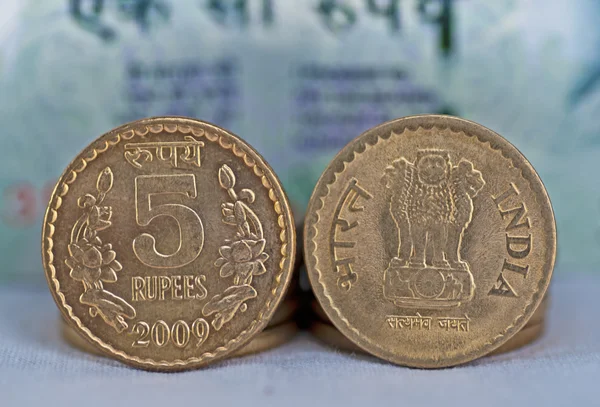 Primer plano de Indian Coin 5 rupias de espacio de copia aislado Imágenes de stock libres de derechos