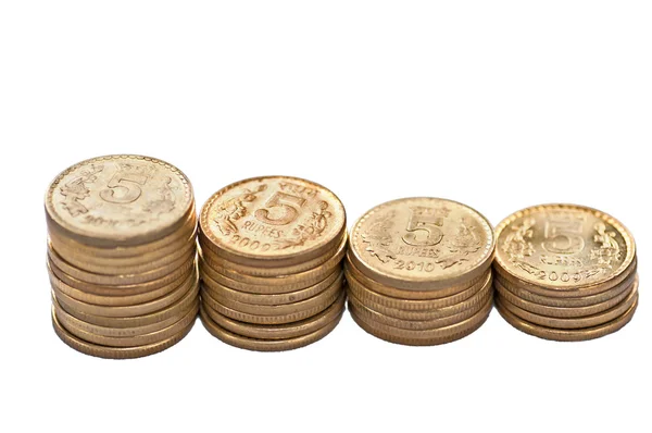 Στενή επάνω του νομίσματος ινδική στοίβα 5 ρουπίες που απομονώνονται σε λευκό αντίγραφο χώρου — Φωτογραφία Αρχείου