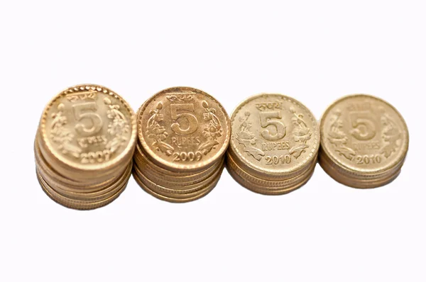 Primo piano della pila di monete indiane 5 rupie isolate su spazio bianco — Foto Stock