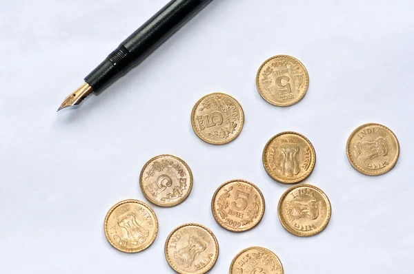 Papel blanco hoja bolígrafo monedas, aislado, espacio de copia — Foto de Stock