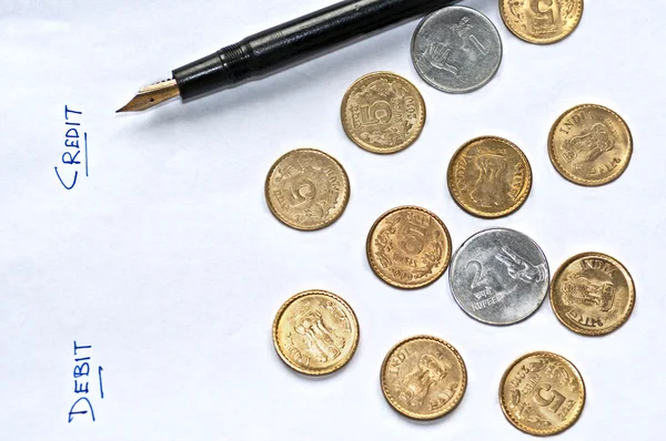Hoja de contabilidad papel pluma y monedas, aislado, espacio de copia Imagen de stock