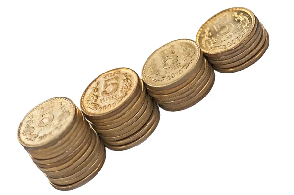 Stos monet po przekątnej na białym tle na czarno-białych przestrzeni — Zdjęcie stockowe
