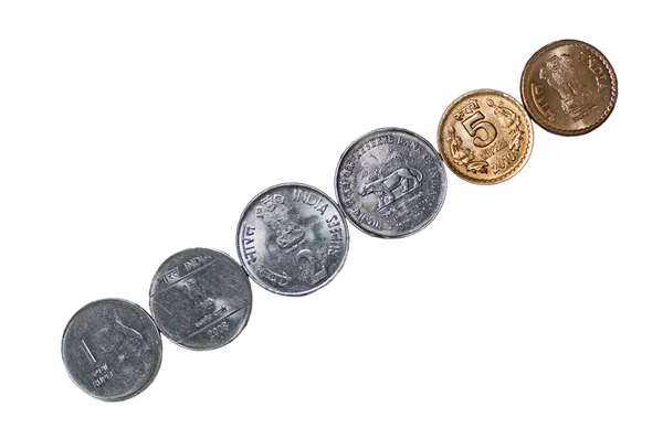 Wiersz po przekątnej indyjskiej waluty monety na białym tle na czarno-białych przestrzeni — Zdjęcie stockowe