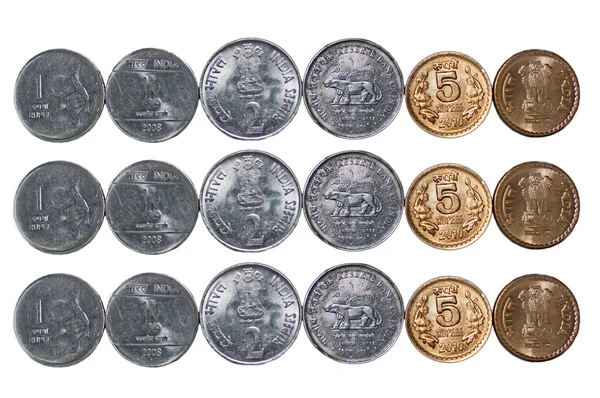 3 строки Индийская валюта Монеты изолированы на белом пространстве копирования — стоковое фото
