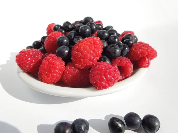 Blueberry segar dan raspberry . — Stok Foto