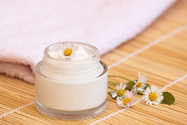 Crema cosmética y margarita de flores — Foto de Stock