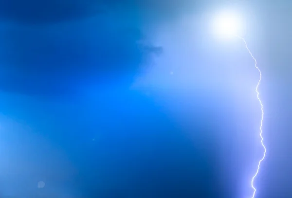 Tiefblauer Himmel Hintergrund mit Blitz — Stockfoto