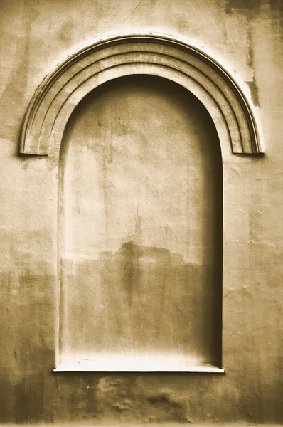 Vecchio invecchiato intonacato finto arco falso falso finestra stucco telaio sfondo — Foto Stock