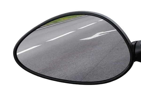 Espelho retrovisor refletindo estrada, lado esquerdo lateral, macro close-up — Fotografia de Stock