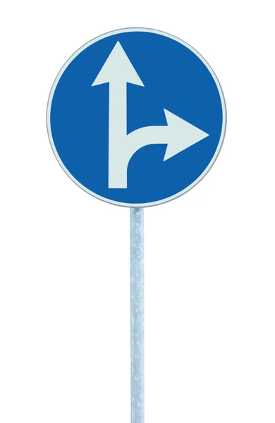 Obligatorio recto o a la derecha gire hacia adelante, vía de tráfico direc —  Fotos de Stock