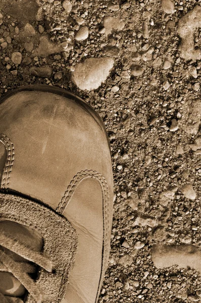 Bota de senderismo off-road zapato en suelo seco árido duro en sepia, vert —  Fotos de Stock
