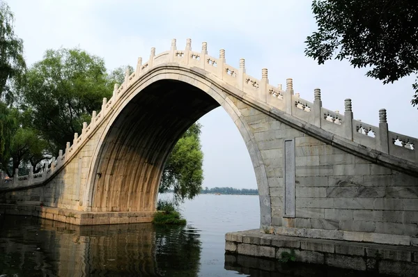 Alte Bogenbrücke — Stockfoto