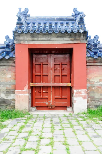Изолированная китайская традиционная деревянная дверь — стоковое фото