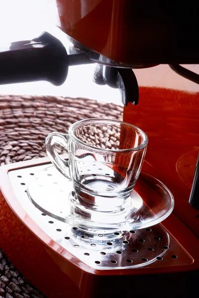 Copa de vidrio y máquina de café expreso —  Fotos de Stock