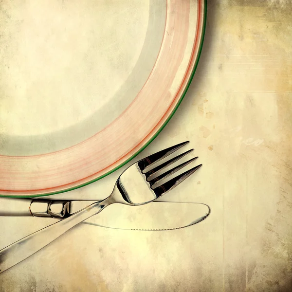 Coltello, piatto e forchetta su fondo grunge — Foto Stock