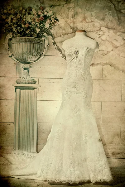 Vestido de novia en comparación con la novia — Foto de Stock