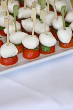 küçük İtalyan mozzarella caprese