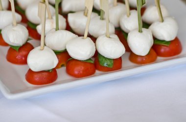 küçük İtalyan mozzarella caprese