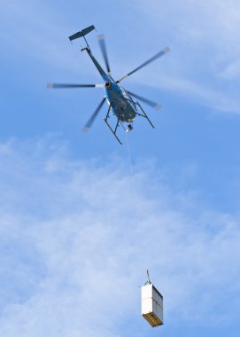 bir yük taşıyan helikopter