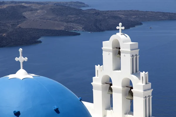 Iglesia de cúpula azul en Santorini —  Fotos de Stock