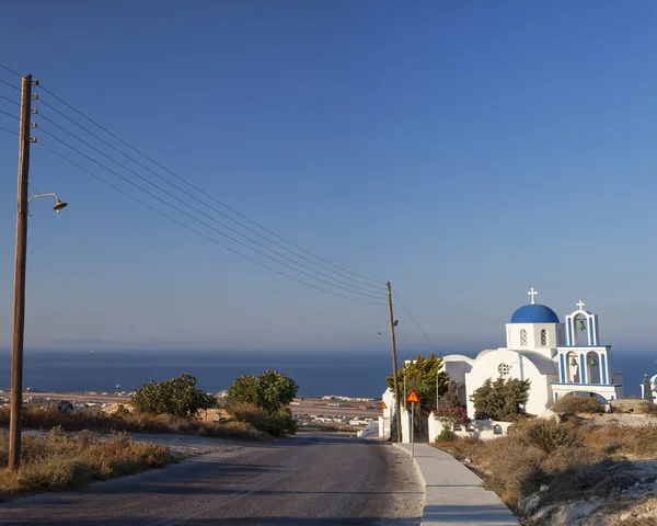 Εκκλησία της Σαντορίνης με θέα στη θάλασσα — Φωτογραφία Αρχείου